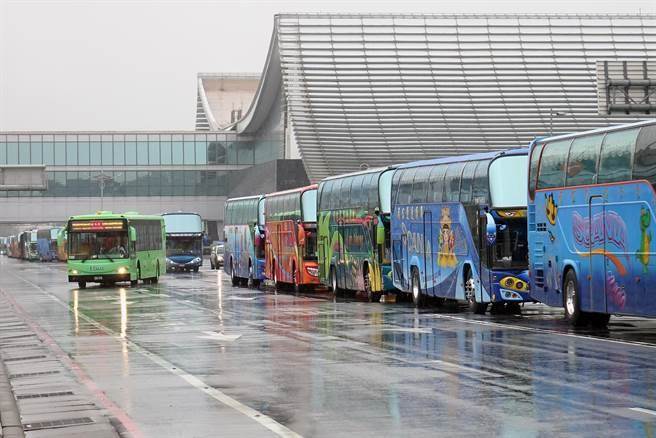 28輛游覽車包圍桃園機場抗議蔡當局