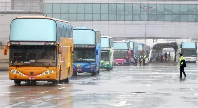 28輛游覽車包圍桃園機場抗議蔡當局