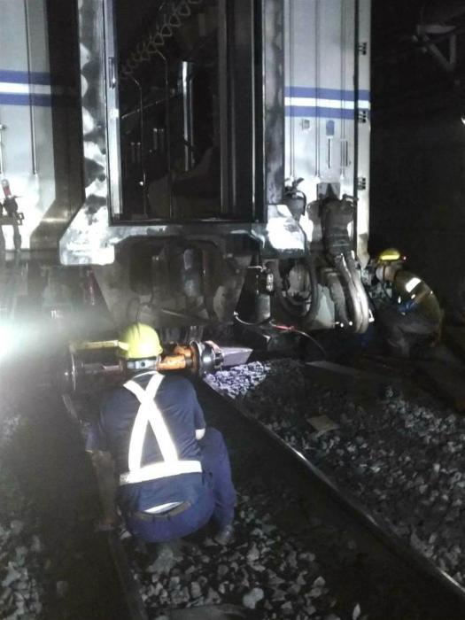 臺鐵馱運車13日3時40分在松山-臺北間出軌。圖片來源：臺灣《旺報》 臺鐵供圖
