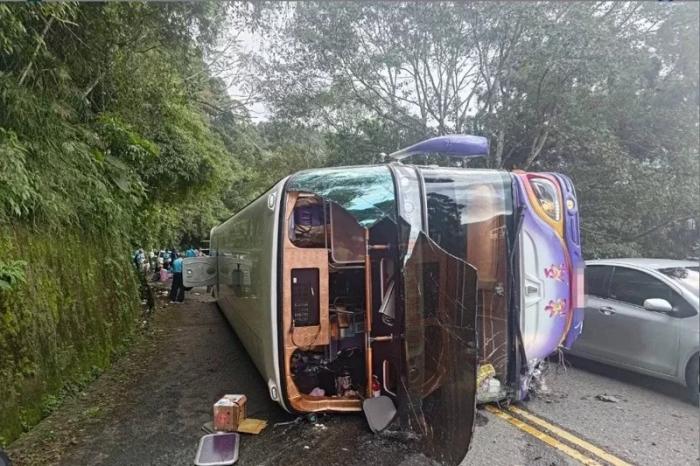 臺灣一游覽車11月5日發生側翻意外。圖片來源：臺灣聯合新聞網 宜蘭縣消防局提供