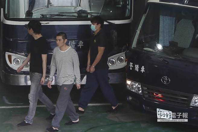臺北夜店殺警案今將偵結起訴60多人,嫌犯曾威豪(圖右)遭求處重刑。(圖片來源:臺灣中時電子報) 臺北夜店殺警案今將偵結起訴60多人,嫌犯曾威豪(圖右)遭求處重刑。(圖片來源:臺灣中時電子報)