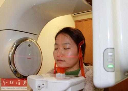 資料圖：在韓國首爾一家“一站式”整容醫院內，一名顧客在接受術前X光照射，檢查面部骨骼的構造。新華社記者 何璐璐 攝 攝