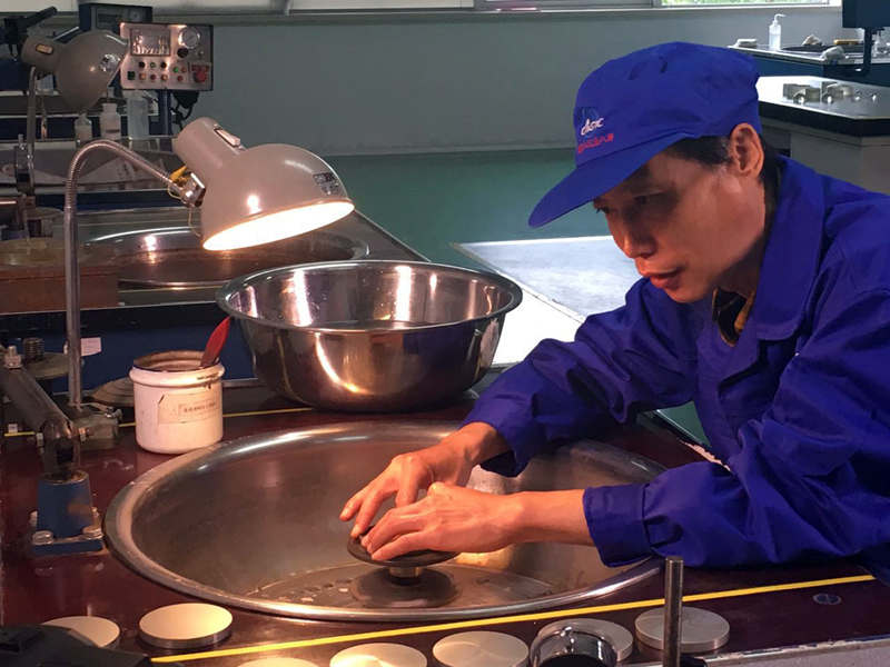 “國防工匠”王東江對工作精益求精（圖片由中國航天科工集團第三研究院第8358所提供）