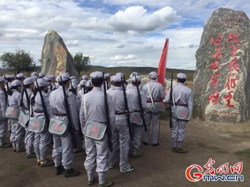 【網絡媒體走轉改】昔日長征艱險地 開出藏地“幸�；ā�