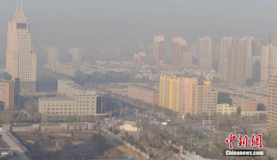 資料圖：2016年12月4日，河北省氣象臺在不同時段分別發布了大霧紅色預警信號和霾紅色預警信號。 中新社記者 翟羽佳 攝
