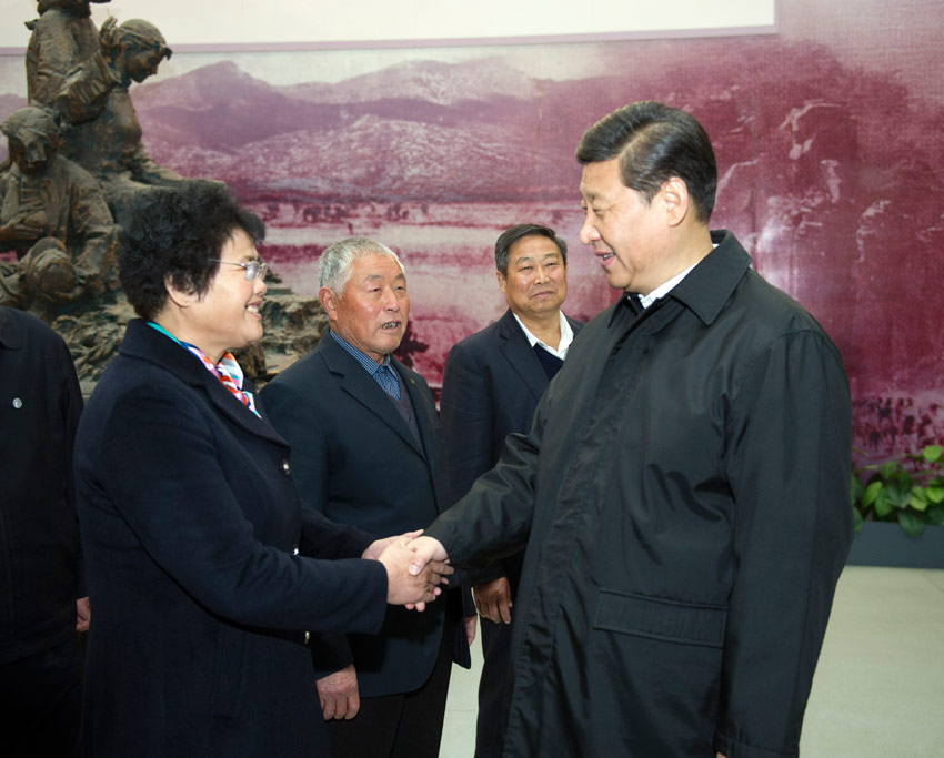 2013年11月25日，習近平在臨沂華東革命烈士陵園參觀沂蒙精神展并會見當地先進模范和當年支前模范后代代表。