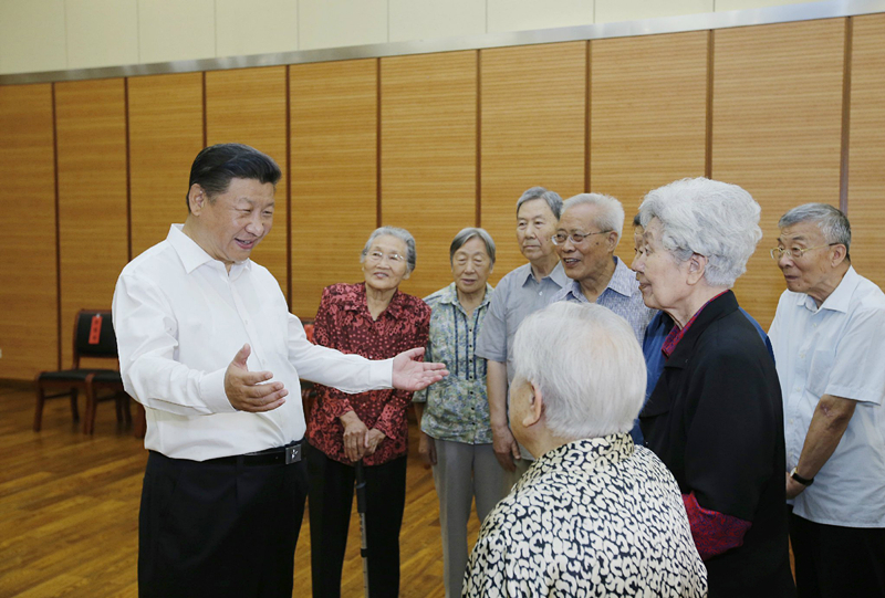 2016年9月9日，習近平總書記在北京市八一學校同母校老教師們親切交談。