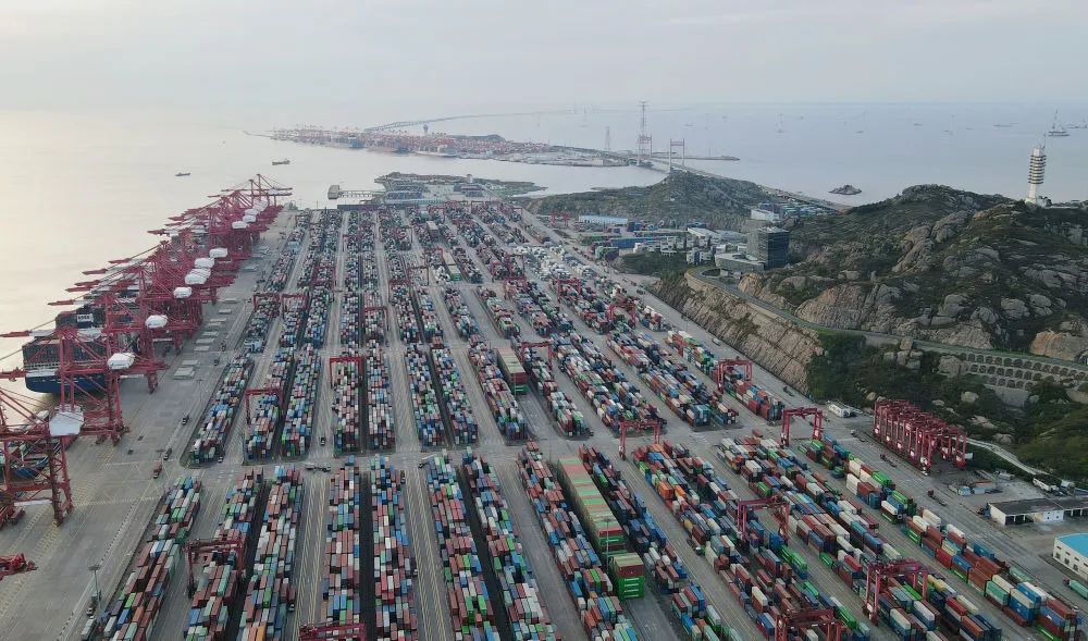 2021年4月拍攝的上海洋山港集裝箱碼頭。
