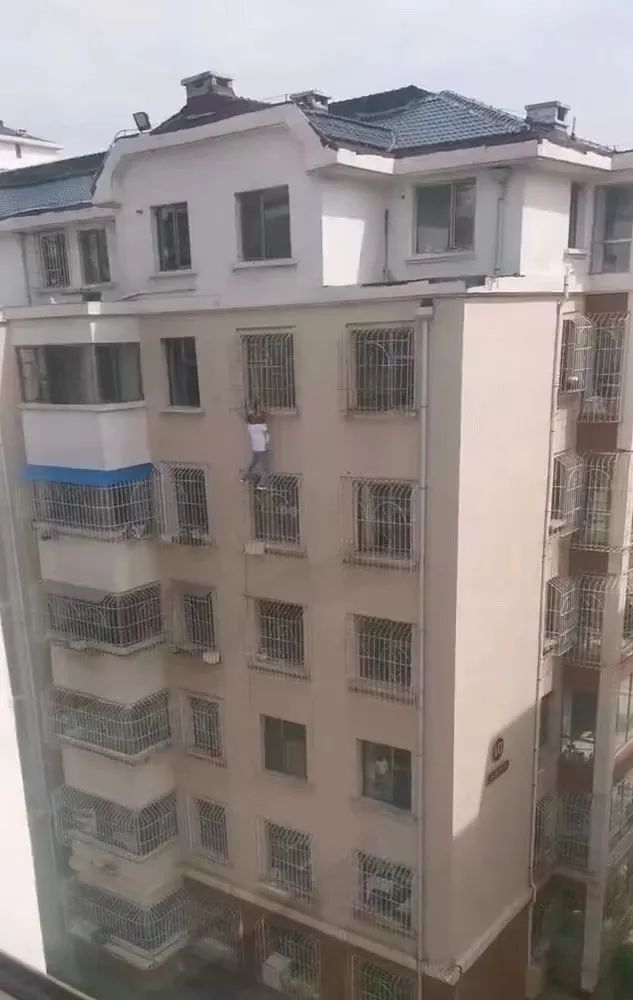驚險！小女孩“卡脖”懸空，他徒手爬上六樓！