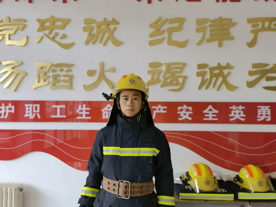 驚險！小女孩“卡脖”懸空，他徒手爬上六樓！