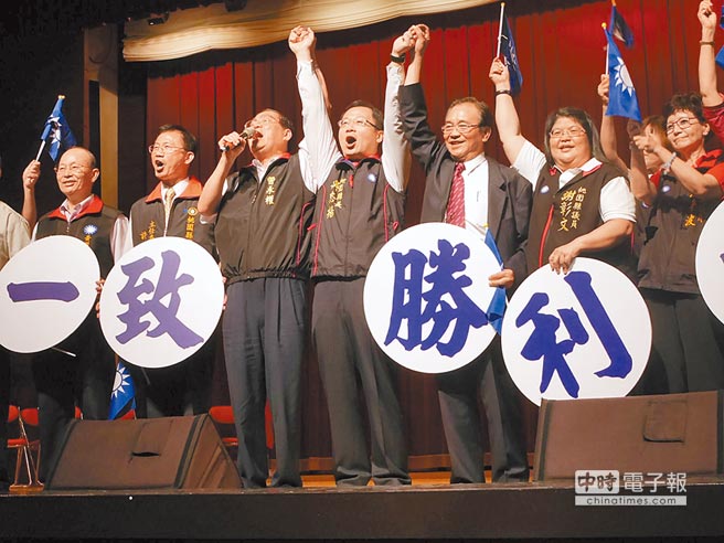 曾永權親授戰旗力挺吳志揚 駁陣前換將說