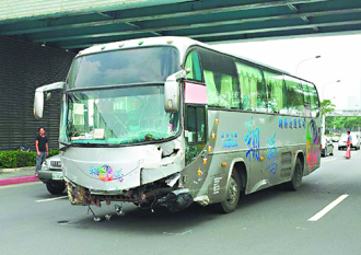 臺北市內湖9日發生連環車禍，1輛游覽車疑似剎車失靈，追撞1輛出租車及4輛轎車，造成1死3傷