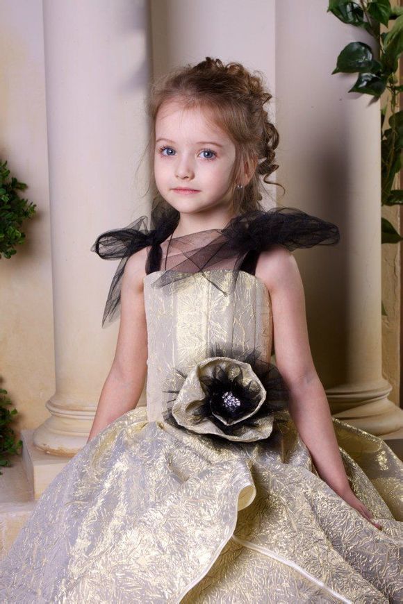 ˊʘӍ _˹}ͯģ(Angelina Kurkina)lһM,ƬСͰ׃,·`䷲g