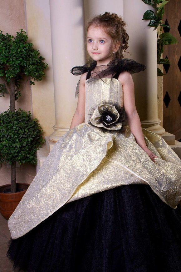 ˊʘӍ _˹}ͯģ(Angelina Kurkina)lһM,ƬСͰ׃,·`䷲g