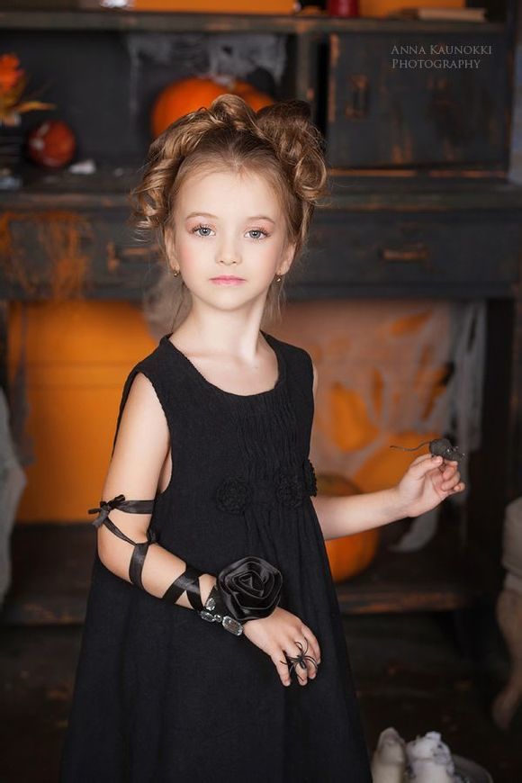 ˊʘӍ _˹}ͯģ(Angelina Kurkina)lһM,ƬСͰ׃,·`䷲g