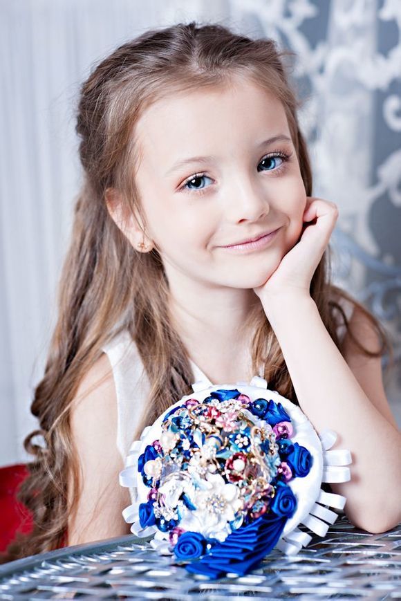 ˊʘӍ _˹}ͯģ(Angelina Kurkina)lһM,ƬСͰ׃,·`䷲g