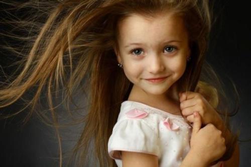 ˊʘӍ _˹}ͯģ(Angelina Kurkina)lһM,ƬСͰ׃,·`䷲g