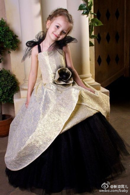 ˊʘӍ _˹}ͯģ(Angelina Kurkina)lһM,ƬСͰ׃,·`䷲g