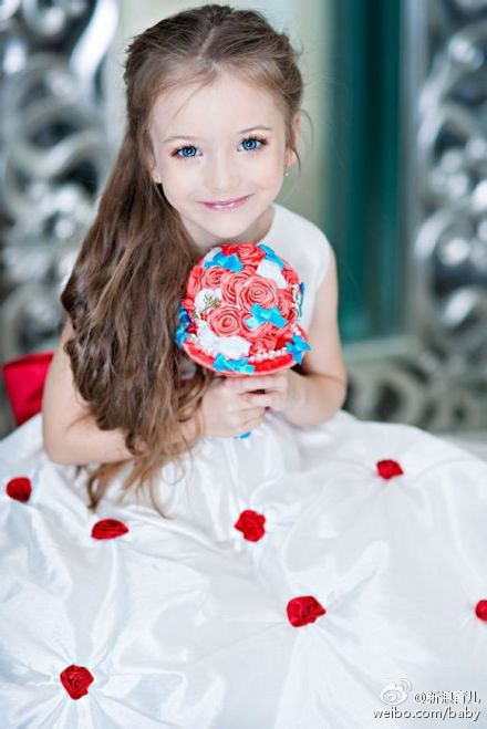 ˊʘӍ _˹}ͯģ(Angelina Kurkina)lһM,ƬСͰ׃,·`䷲g