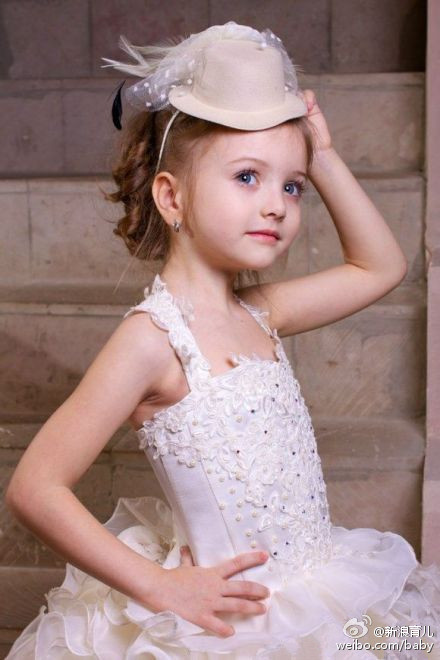ˊʘӍ _˹}ͯģ(Angelina Kurkina)lһM,ƬСͰ׃,·`䷲g