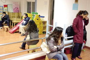 前晚10點，家長們在幼兒園活動室內等待園方回復。