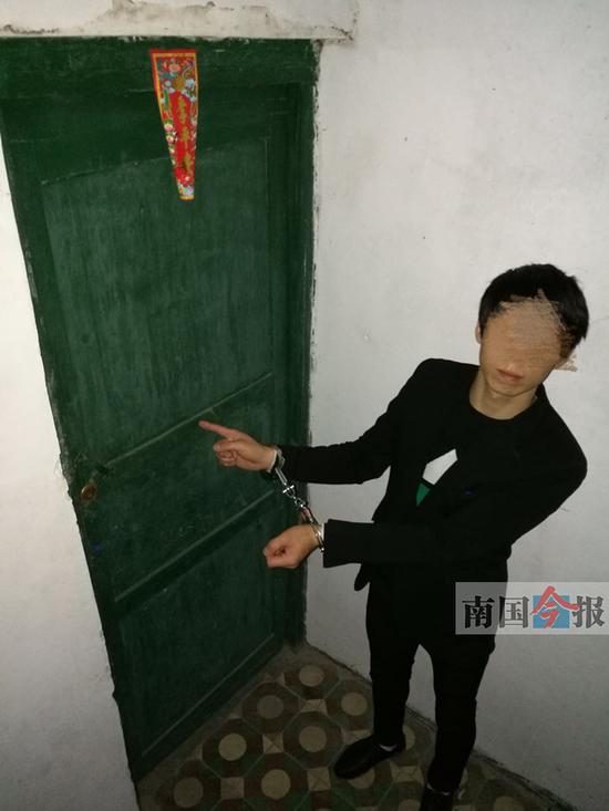 嫌疑人拜某在指認作案現場。警方供圖