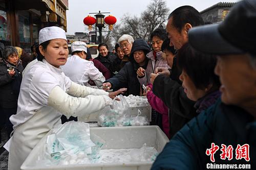 2017年2月7日，不少北京市民在一家傳統北京小吃店購買該店手工制作的傳統清真元宵。<a target='_blank' ></p><p  align=