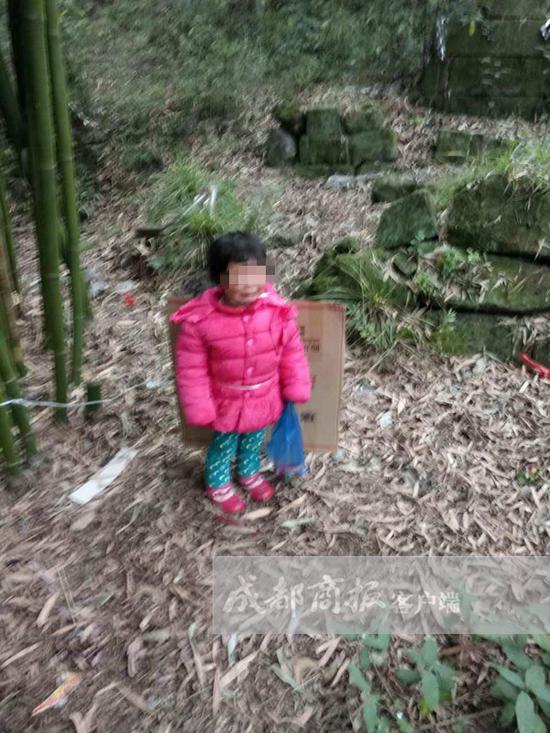  1月28日，渠縣李馥鎮，一名兩歲的小女孩被人拴在墳場旁的竹子上，女孩被凍得放聲大哭。 警方供圖