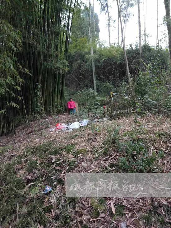 小女孩被人拴在墳場旁的竹子上。 警方供圖