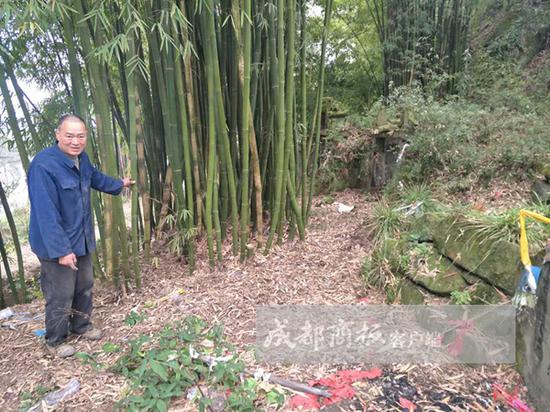 村民介紹當天情況。 成都商報 圖