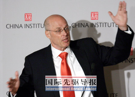 11月8日,美國財政部長保爾森在紐約舉行的“第四屆華美協進社企業家高峰會議”上就中美戰略經濟對話的進展發表講話。 本報記者 侯俊/攝