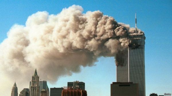 911事件中，美國紐約世貿中心遇襲倒塌（英國廣播公司網站）