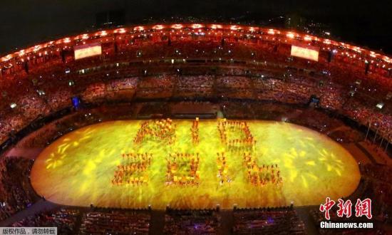 當地時間8月21日，2016里約奧運會閉幕式在馬拉卡納體育場內舉行。圖為歌舞表演擺出RIO2016的字樣。