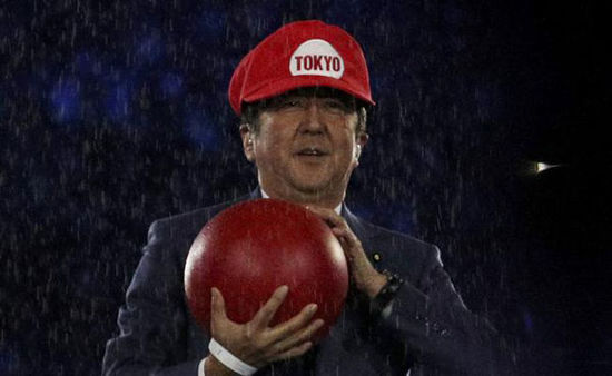 安倍晉三扮演成超級馬里奧。