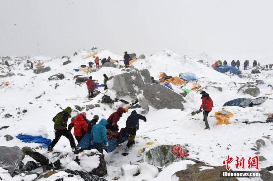 當地時間2015奶奶4月25日，尼泊爾強震引發珠穆朗瑪峰雪崩，部分基地大本營被埋。救援隊緊急救援。