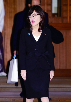 大圖為日本防衛大臣稻田朋美。