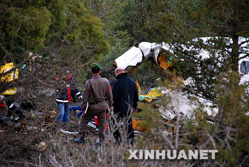 11月30日,救援人員在土耳其南部伊斯帕爾塔省一個村莊附近的墜機現場搜救。伊斯帕爾塔省省長烏宗11月30日宣布,土耳其一架當天早些時候失蹤的客機已經在該省的一個村莊附近墜毀,機上49名乘客和7名機組人員全部遇難。
