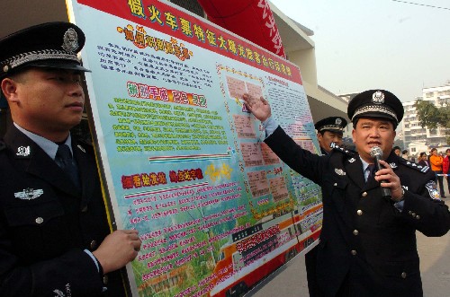 1月8日,柳州鐵路公安處的民警在向旅客講解真假火車票的識別方法。當天,南寧鐵路公安局在桂林火車站提前啟動“平安和諧春運”愛民服務活動,為中外旅客“送安全、送服務”,努力營造一個平安和諧的乘車環境。 新華社記者 陳瑞華 攝