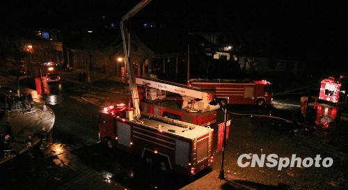 2月18日晚22點58分,河北古城正定南城門大火被完全撲滅,消防車輛陸續駛離現場。作為中國歷史文化名城,河北正定歷史悠久,名勝古跡眾多,文化積淀深厚,有“古建筑寶庫”的美譽。 中新社發 翟羽佳 攝