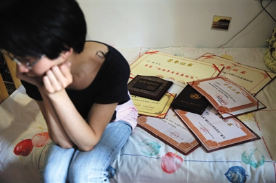 2014年5月22日，浙江臨安的家中，劉霆面對一堆證書顯得無奈。