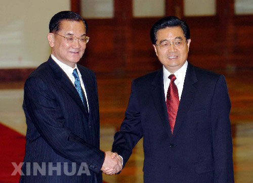 2005年4月29日，時任中共中央總書記胡錦濤在北京人民大會堂會見時任中國國民黨主席連戰。兩人的這次握手，是時隔60年兩黨最高領導人的歷史性握手。 新華社記者 張旭 攝