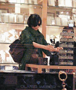 劉嘉玲為新居費神挑餐具欲做賢妻良母(組圖)