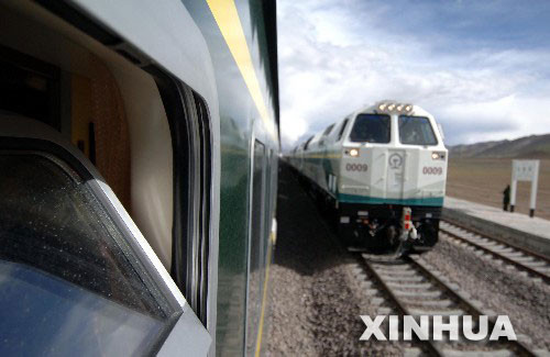 7月1日18時05分,從格爾木駛出的“青1”次列車和從拉薩駛出的“藏2”次列車在布強格車站勝利“會師”!扒啵薄贝瘟熊囋诓紡姼褴囌旧宰魍A艉罄^續駛向拉薩,“藏2”次列車則不?坎紡姼褴囌,直接駛向格爾木。 新華社記者嘎瑪攝