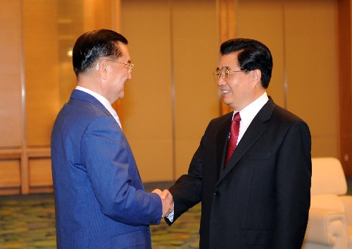 8月8日,中共中央總書記胡錦濤在北京人民大會堂會見前來出席北京奧運會開幕式和相關活動的中國國民黨榮譽主席連戰。 新華社記者劉建生攝