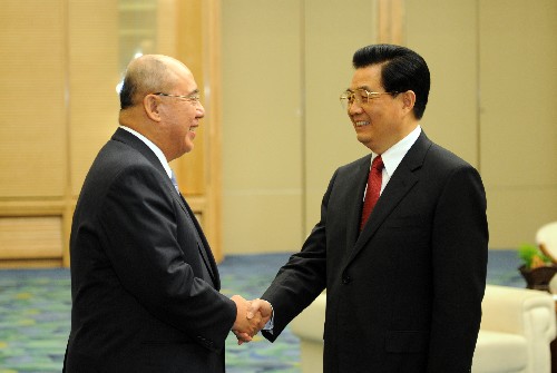 8月8日,中共中央總書記胡錦濤在北京人民大會堂會見前來出席北京奧運會開幕式和相關活動的中國國民黨主席吳伯雄。 新華社記者劉建生攝