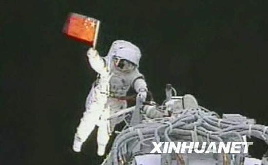 9月27日,執行神舟七號載人航天飛行出艙活動任務的航天員翟志剛在艙外揮動中國國旗。 新華社發(電視截圖)