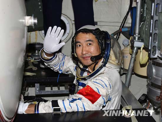 9月27日,中國人首次進行太空行走,翟志剛被確定為出艙航天員。這是翟志剛準備進入神舟七號返回艙訓練(資料照片)。新華社發(秦憲安攝)