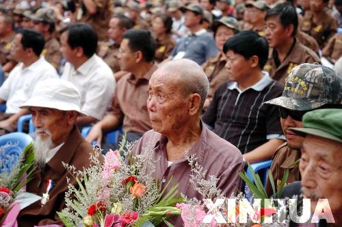 8月30日,在云南省德宏傣族景頗族自治州中緬邊境畹町口岸,幾名參加過抗戰的老兵與云南“自駕車重走滇緬路”活動的志愿者們共同參加紀念抗戰勝利60周年活動。畹町是滇緬公路中國境內路段的終點。1939年1月,經20萬民工奮力修筑一年、以犧牲3000個同胞生命為代價開辟出的滇緬公路正式通車,成為戰時中國大后方唯一的國際通道。當時國內駕駛人員短缺,在南洋僑界號召下,此后半年多里,共有3193名華僑機工回國服務。他們中,有三分之一永遠長眠在了滇緬公路這條抗日運輸線上。新華社記者曾毅攝
