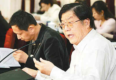 3月10日,全國政協委員許善達在小組討論會上建議,法院的一些案件可實行異地審理,推進司法公正。記者 雷 聲攝 3月10日,全國政協委員許善達在小組討論會上建議,法院的一些案件可實行異地審理,推進司法公正。記者 雷 聲攝