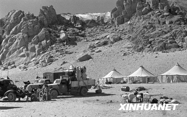 昆侖山中的運輸站(攝于1957年)。